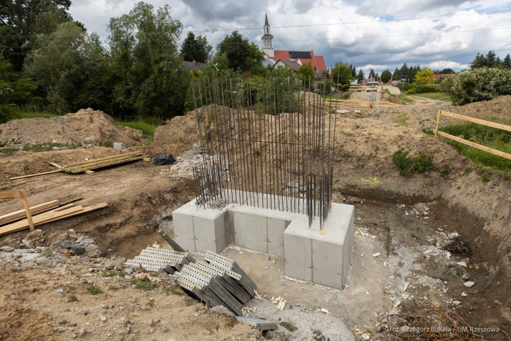 Budowa kładki nad rzeką Strug