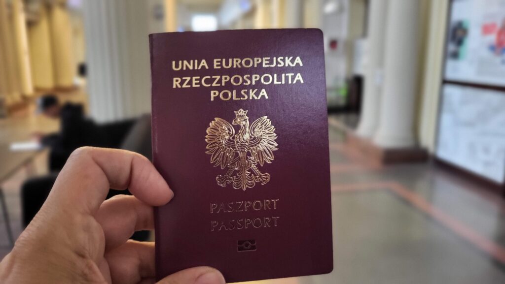 paszport w dłoni