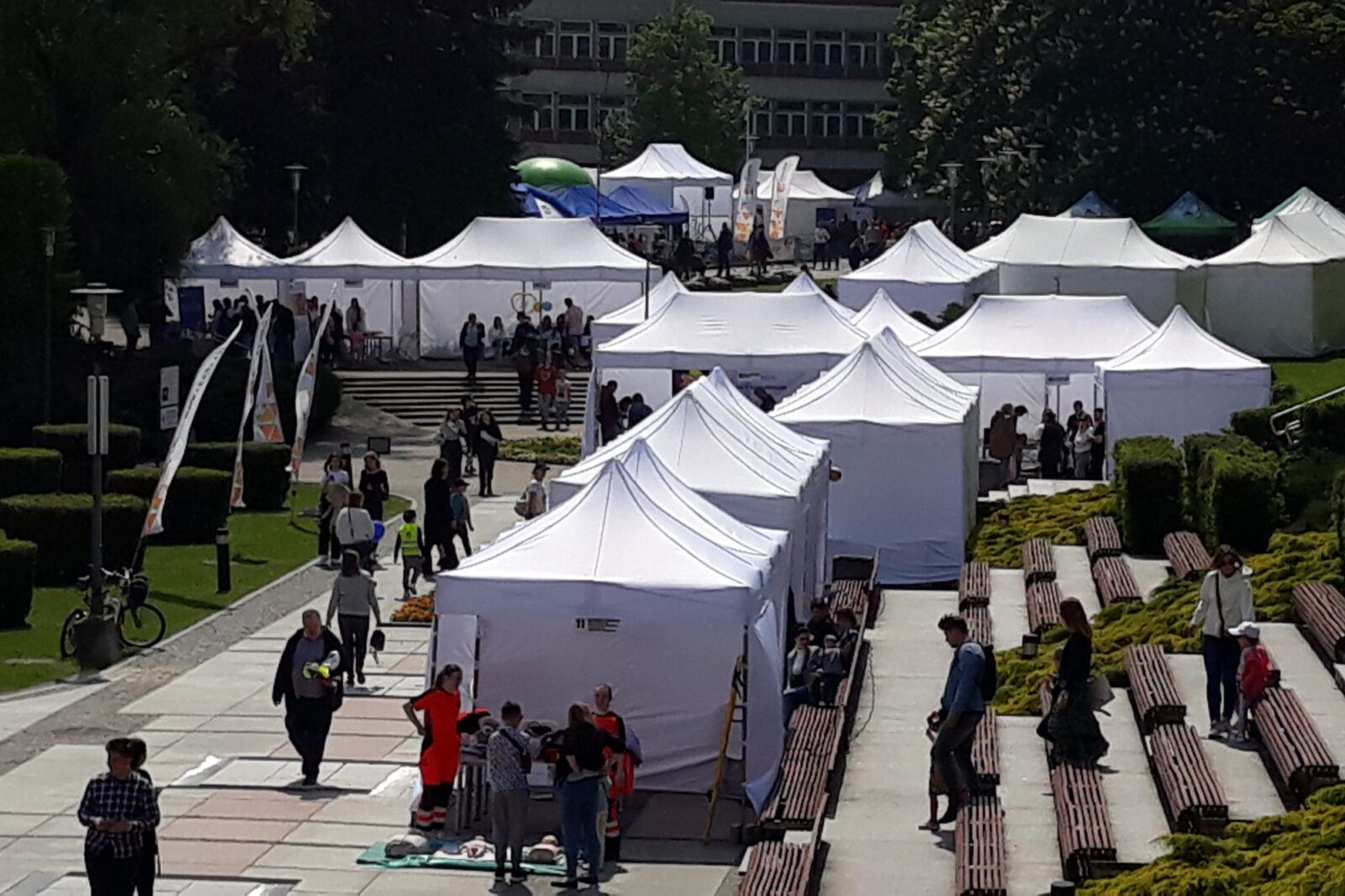 Podczas Pikniku EKSPLORACJE 2026 dostępnych będzie prawie 220 stoisk, przygotowanych przez 75 wystawców z całej Polski. | Fot. mat. organizatorów