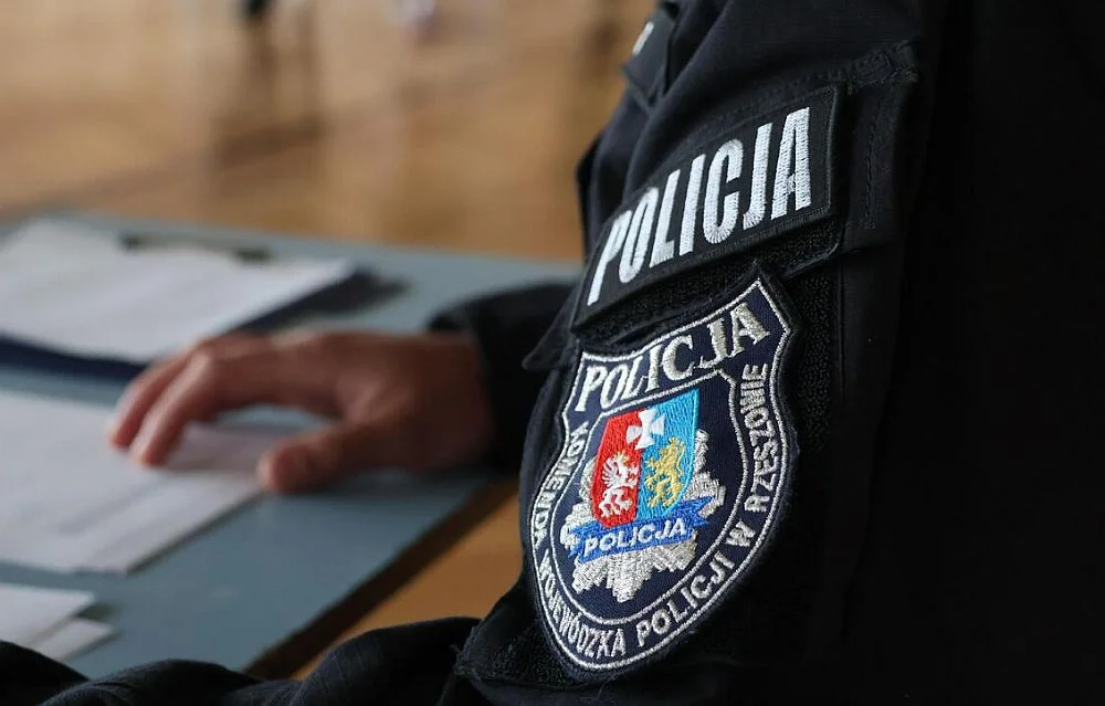 policjant w mundurze