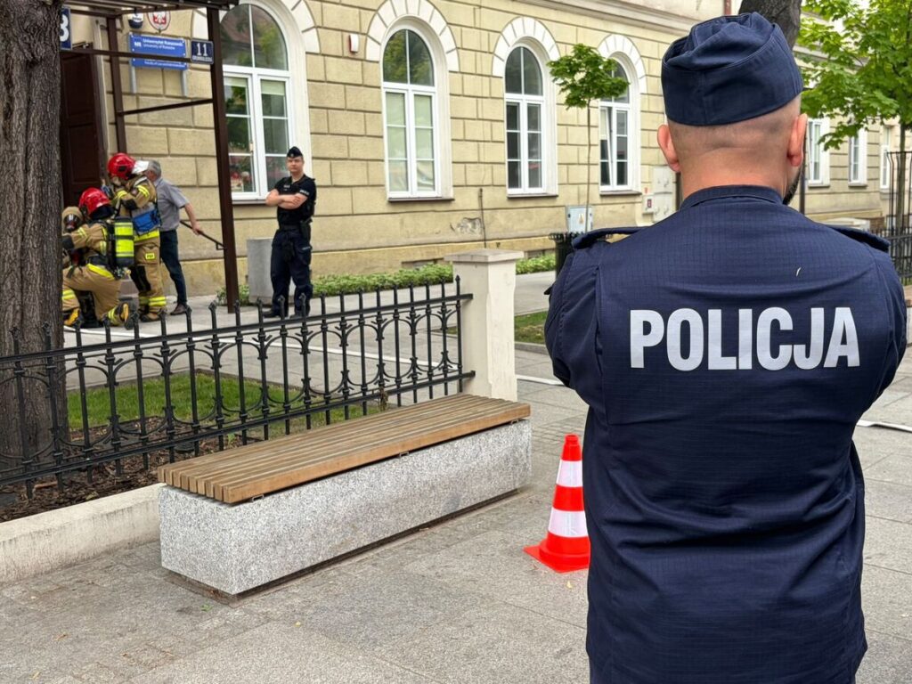 Cwiczenia policji i strażaków na URz