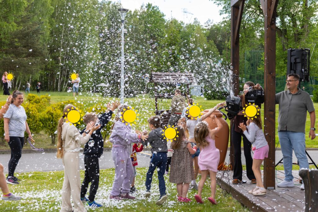 dzieci w trakcie pikniku
