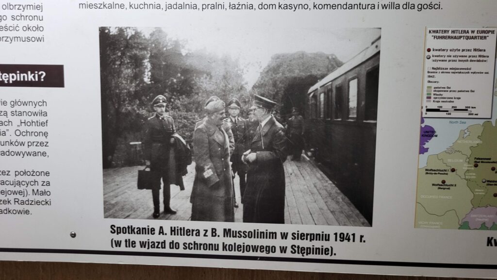 tablica informacyjna w schronie