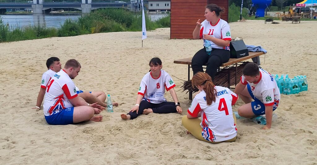 studenci na miejskiej plaży