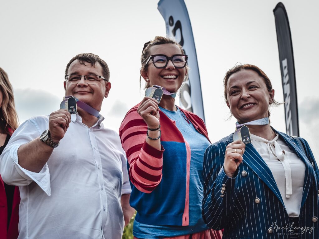 rektor uniwersytetu i dwie panie