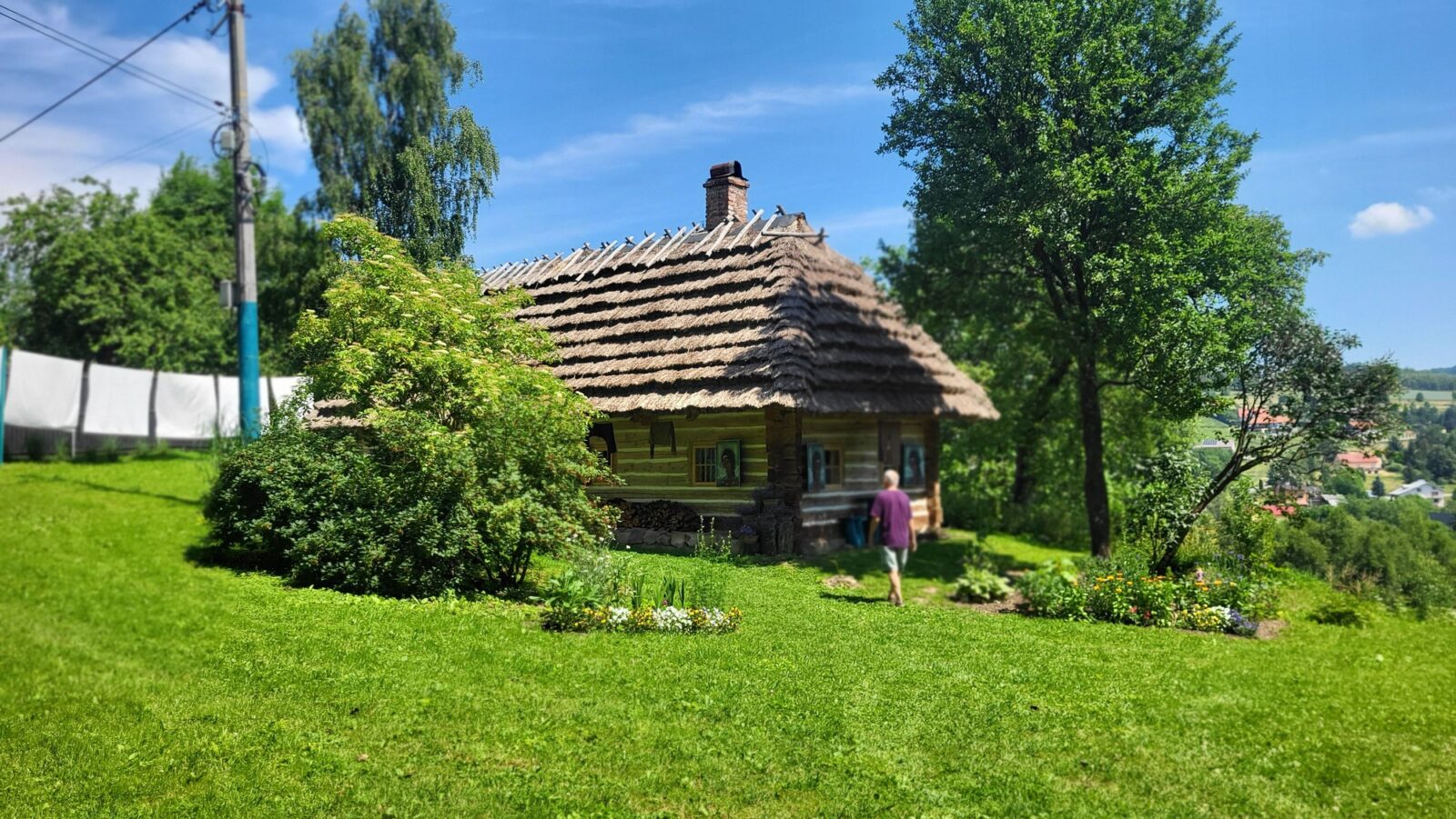 drewniana chata na polanie