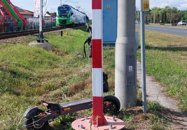 Zderzenie hulajnogi i szynobusa