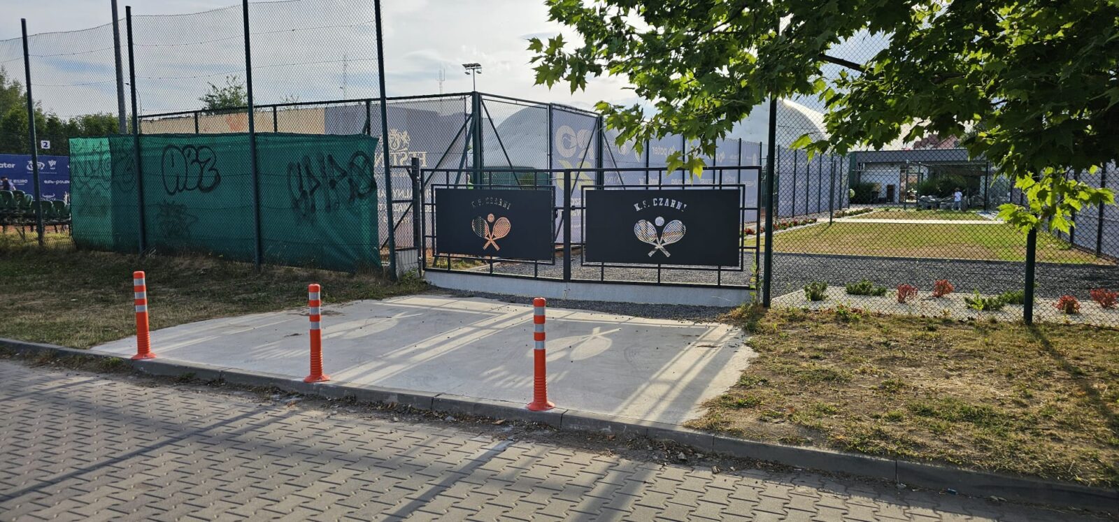 KS Czarni słupki uniemożliwiają wjazd