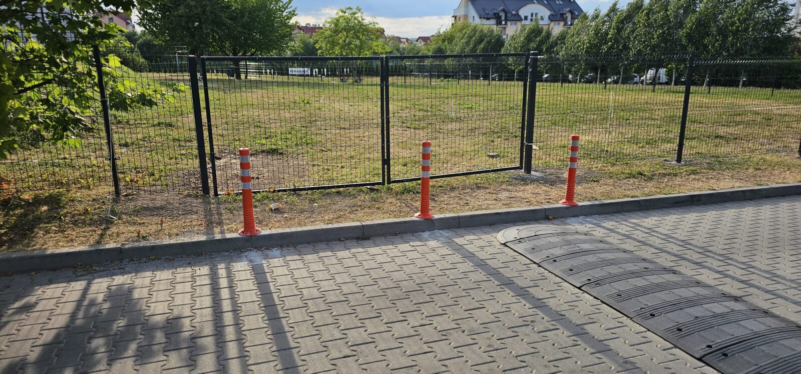 KS Czarni słupki uniemożliwiają wjazd