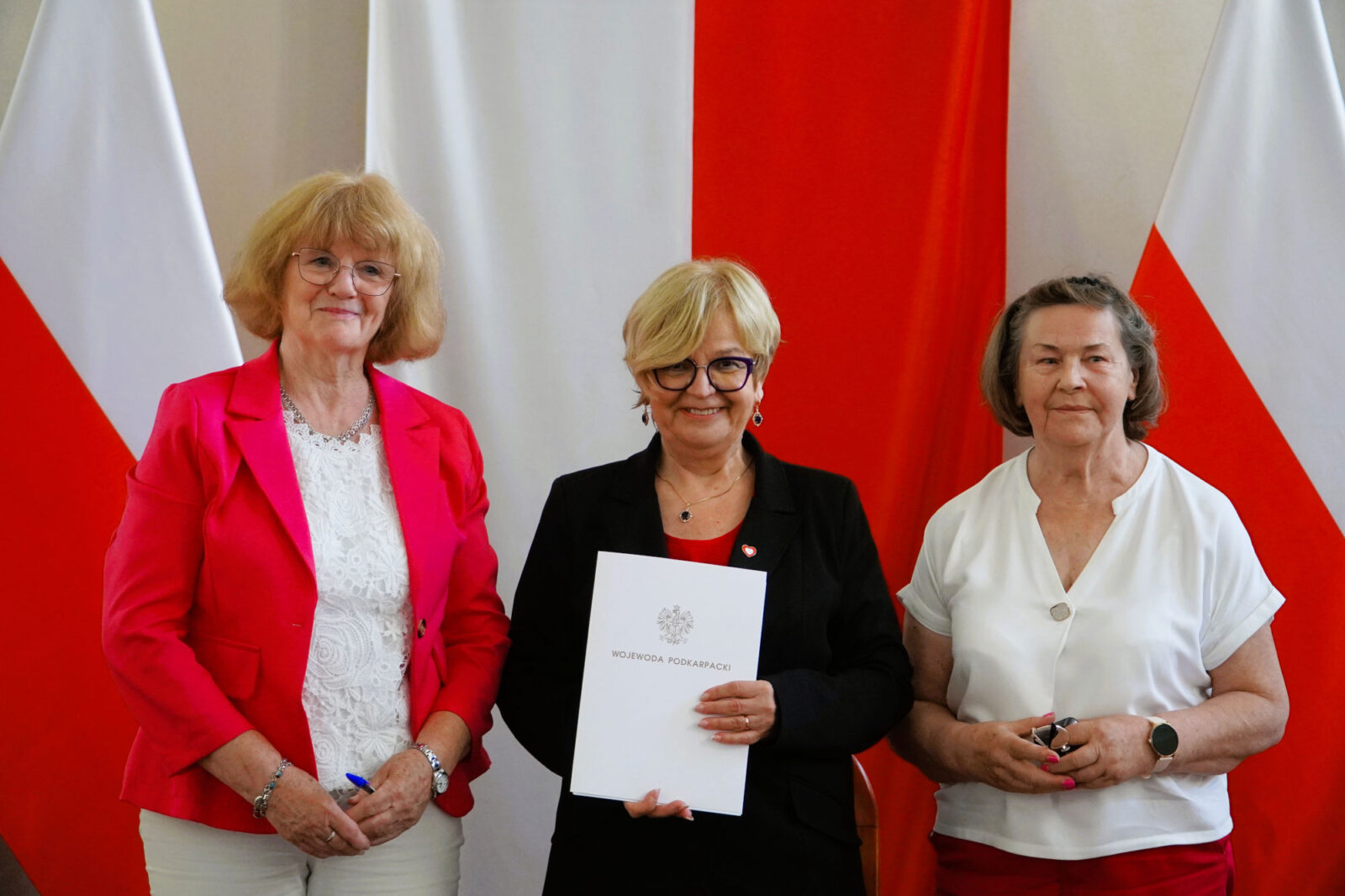 Teresa Kubas-Hul rozdaje kasę