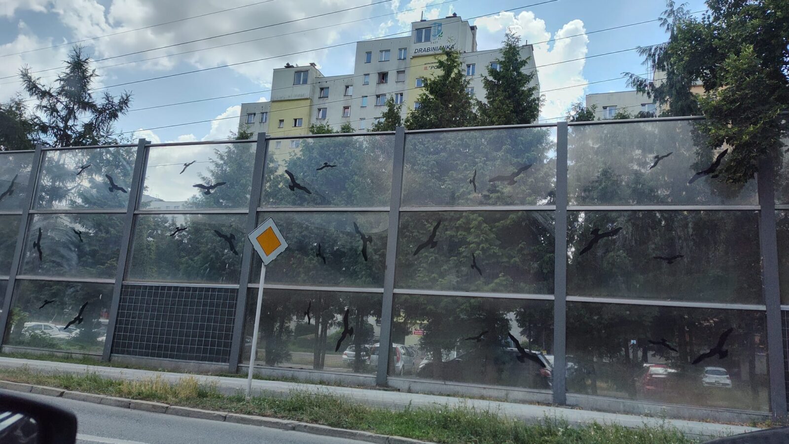 ekrany dźwiękochłonne z oznakowaniami mającymi ostrzegać ptaki