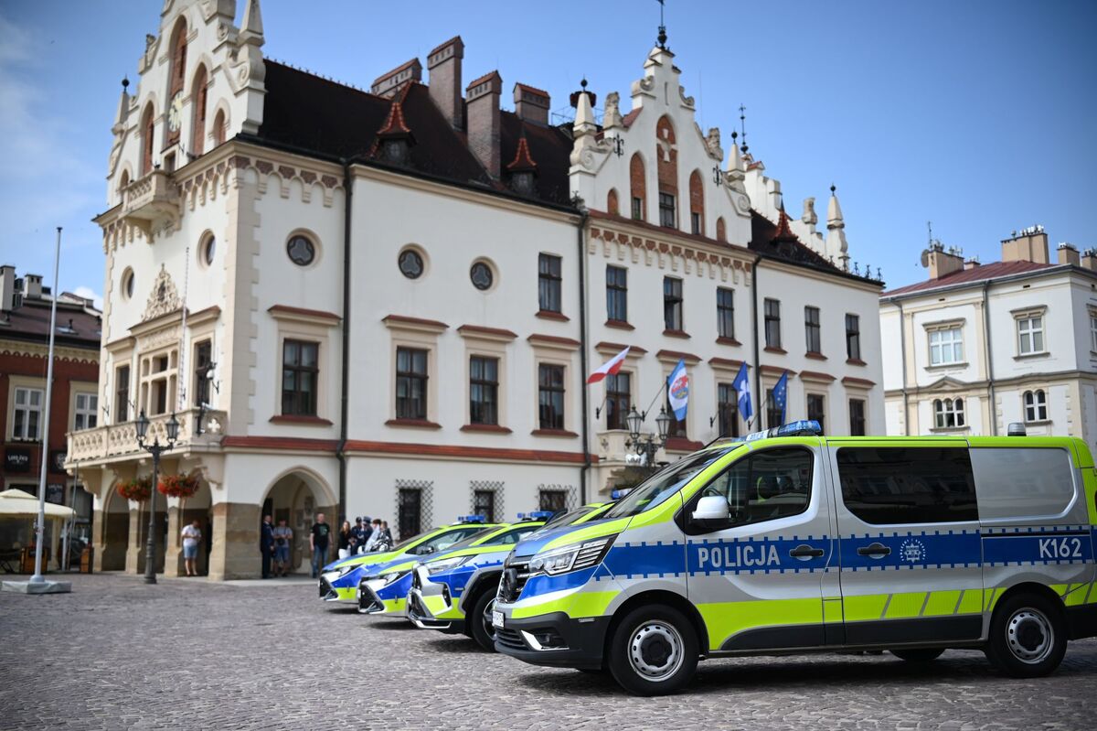 Ratusz i policyjne radiowozy