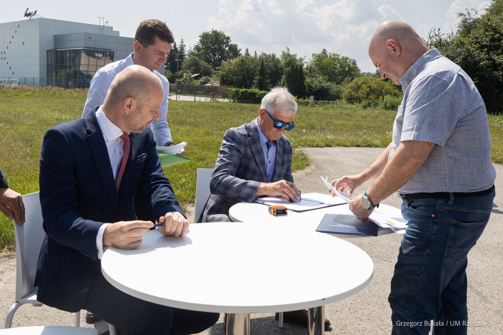 Konrad Fijołek i Bogdan Czerwiński podpisuja umowę