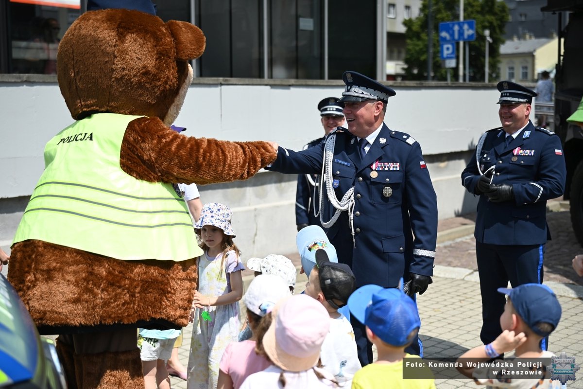 Policyjna maskotka na obchodach święta policji