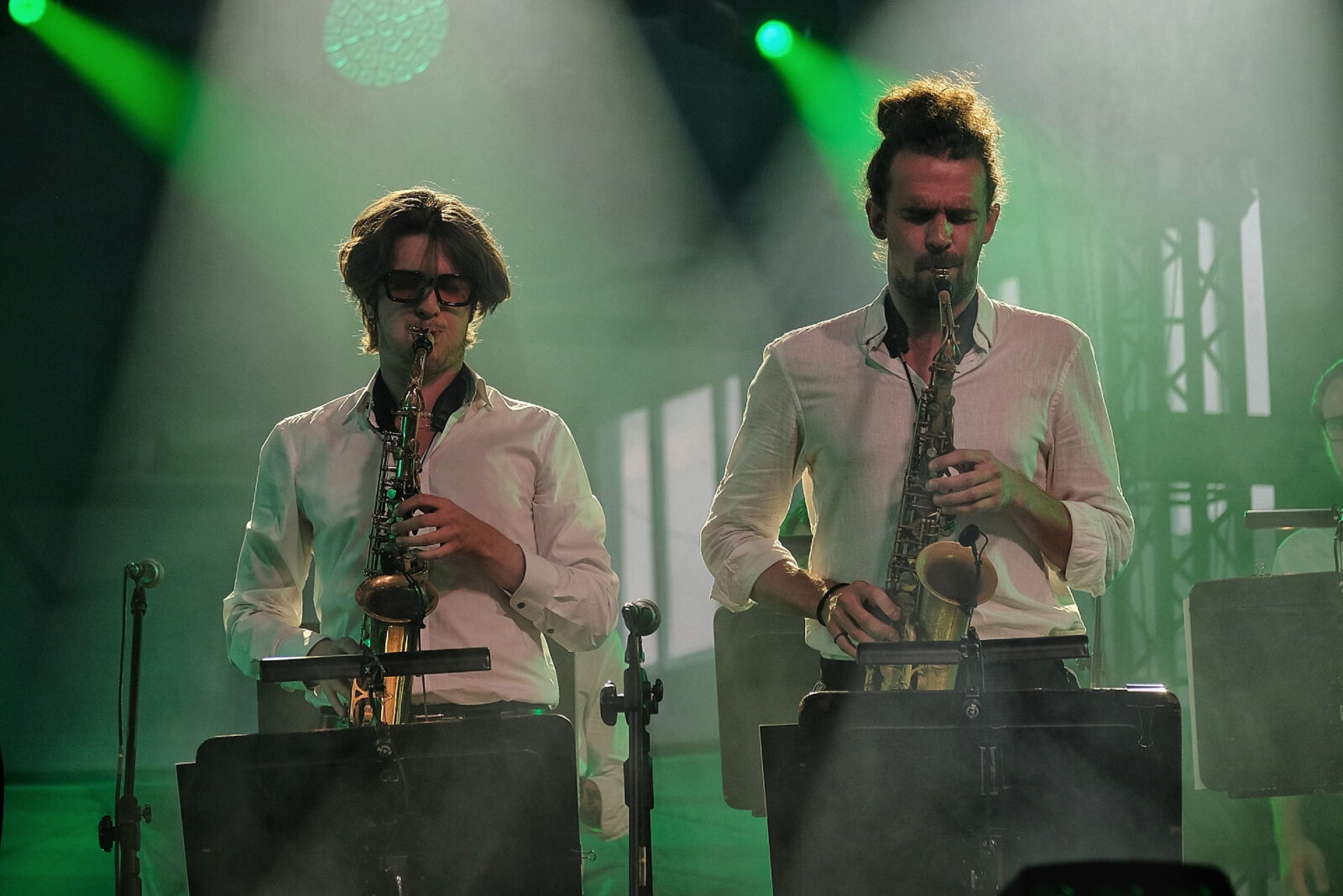 Tłumy w hangarze lotniska w Krośnie. Young Arts Festival otworzyły koncerty, które połączyły pokolenia