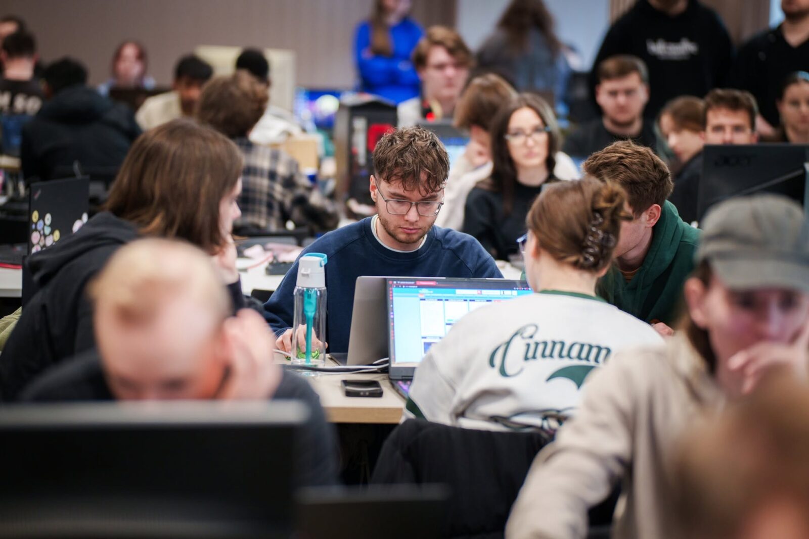 programiści podczas hackathonu