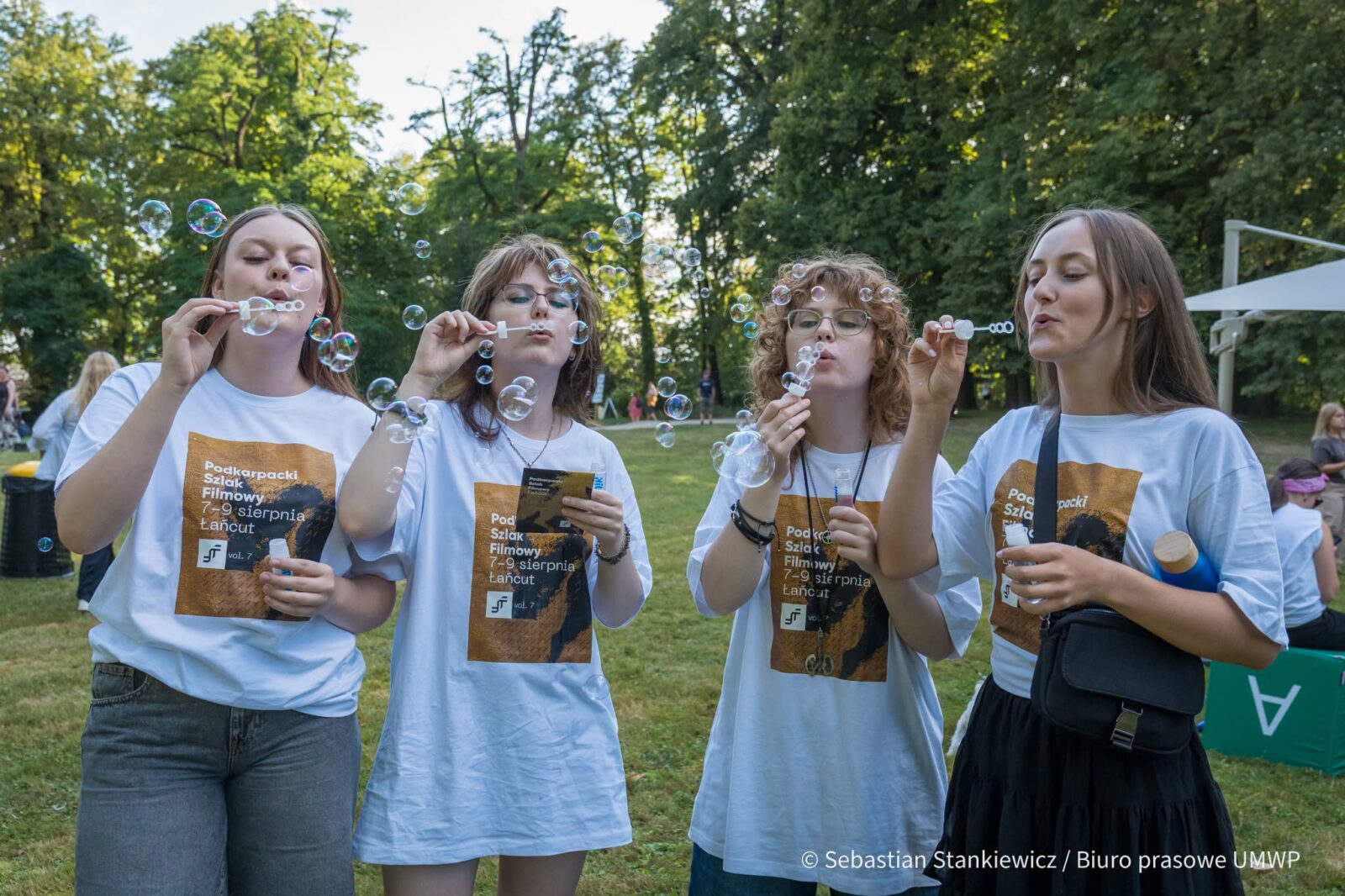 Wolontariusze Podkarpackiego Szlaku Filmowego dmuchają bańki