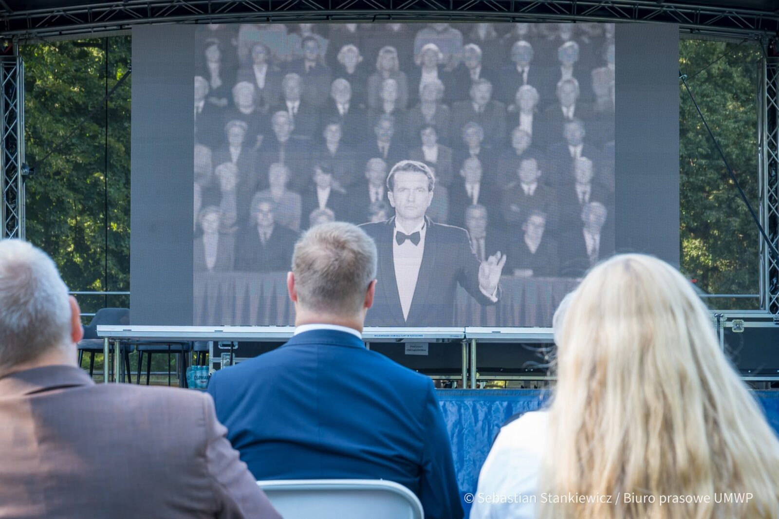 Ludzie oglądający projekcję filmową