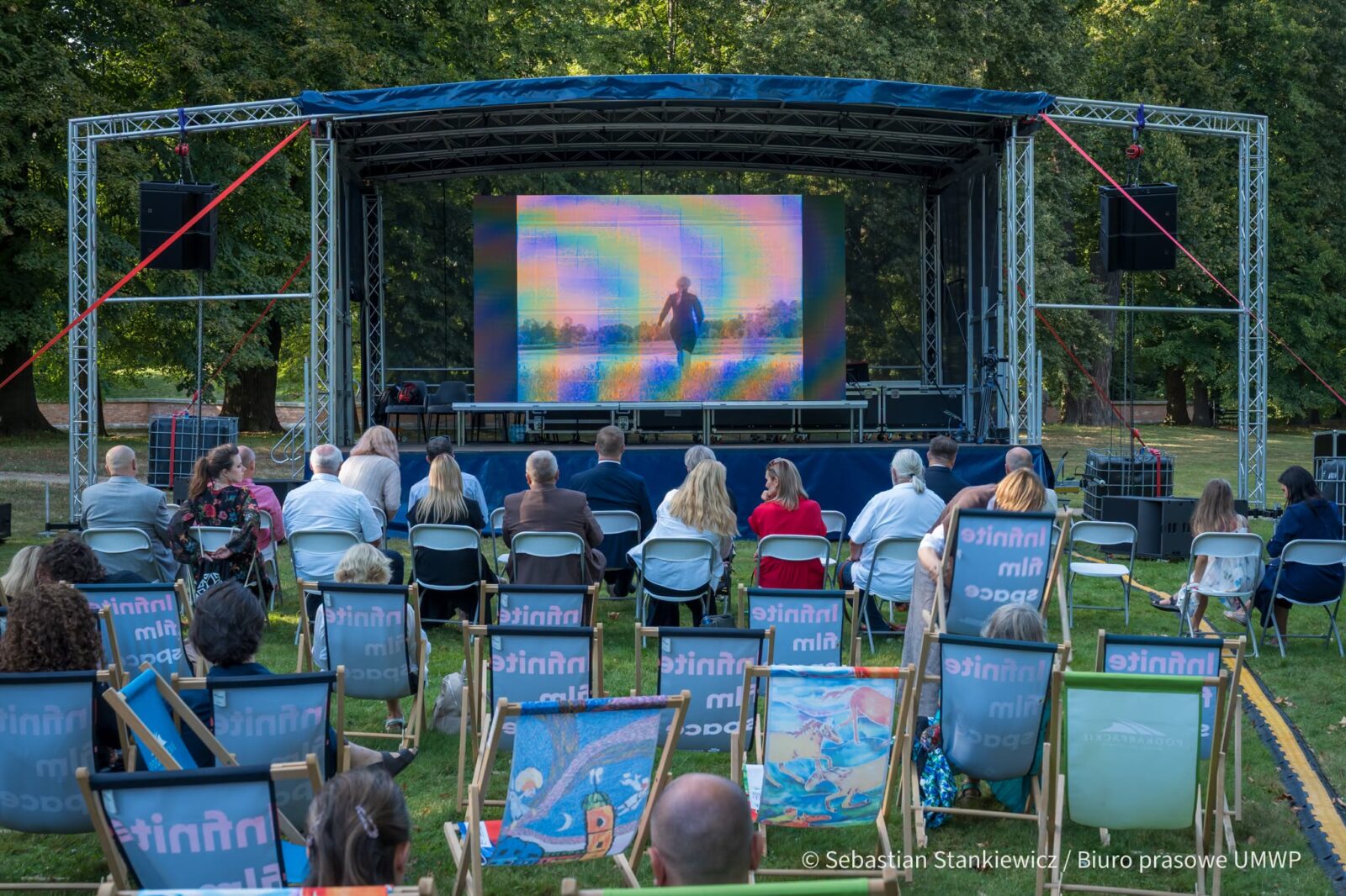 Ludzie oglądający projekcję filmową