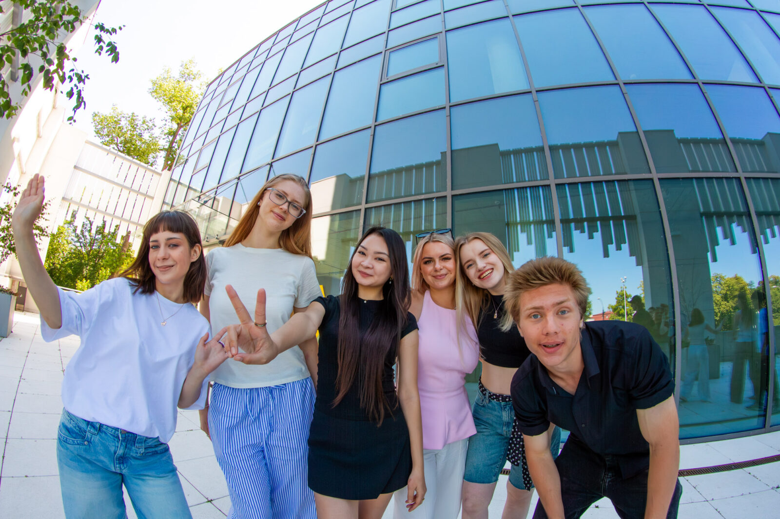 Studenci przed budynkiem WSIiZ