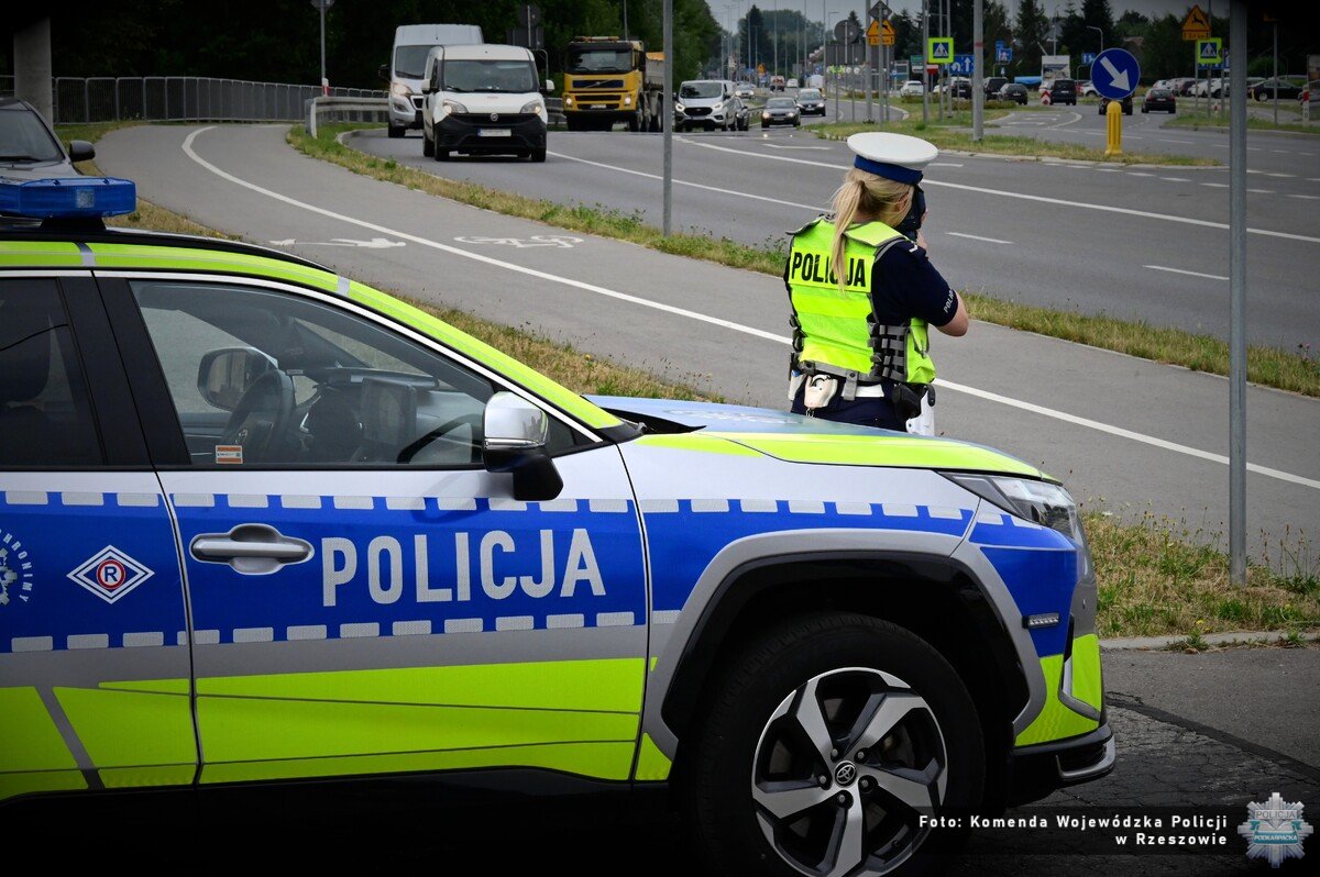 Policjantka kontroluje prędkość samochodów