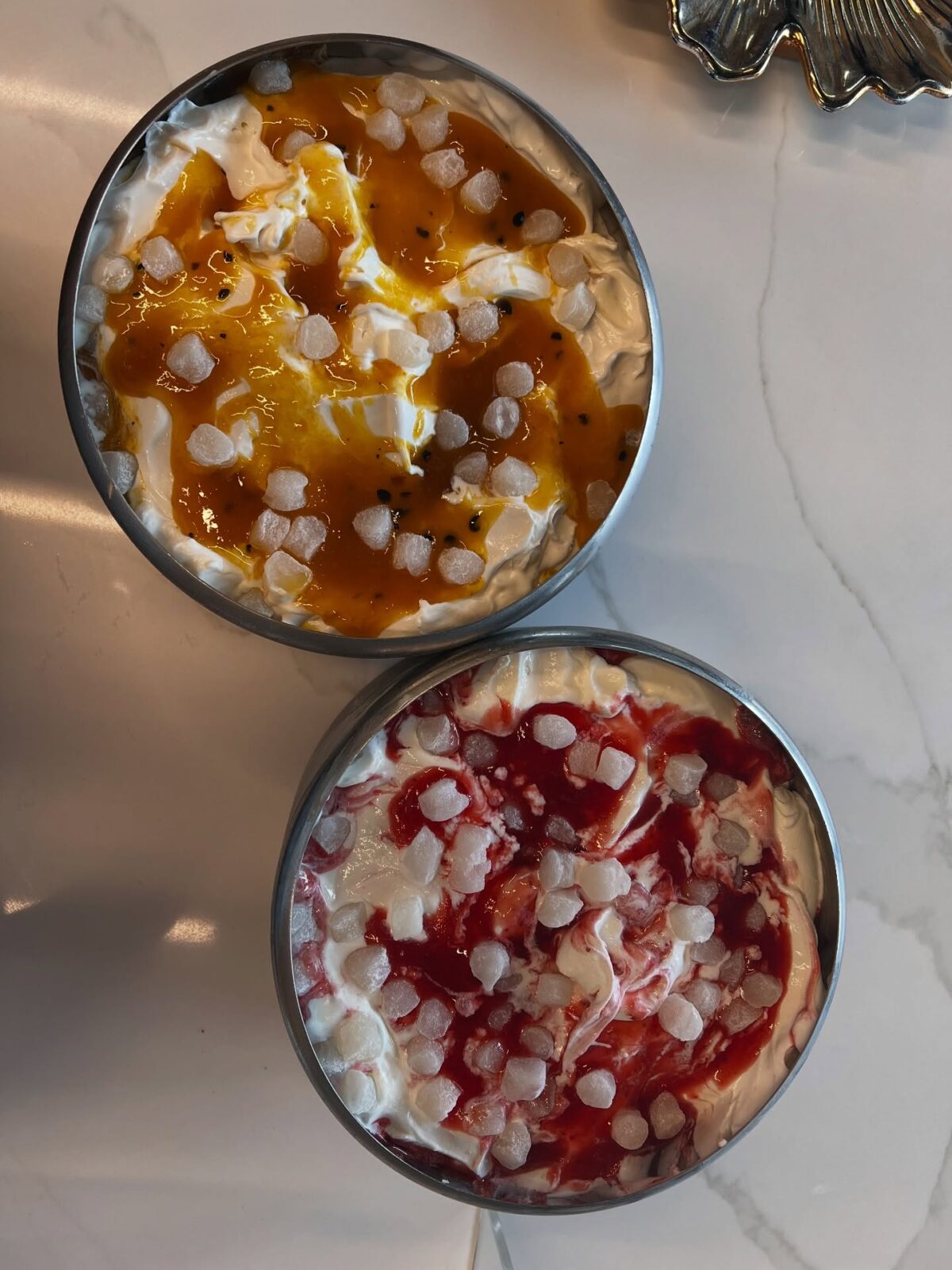 lody na bazie mascarpone z polewami i posypką