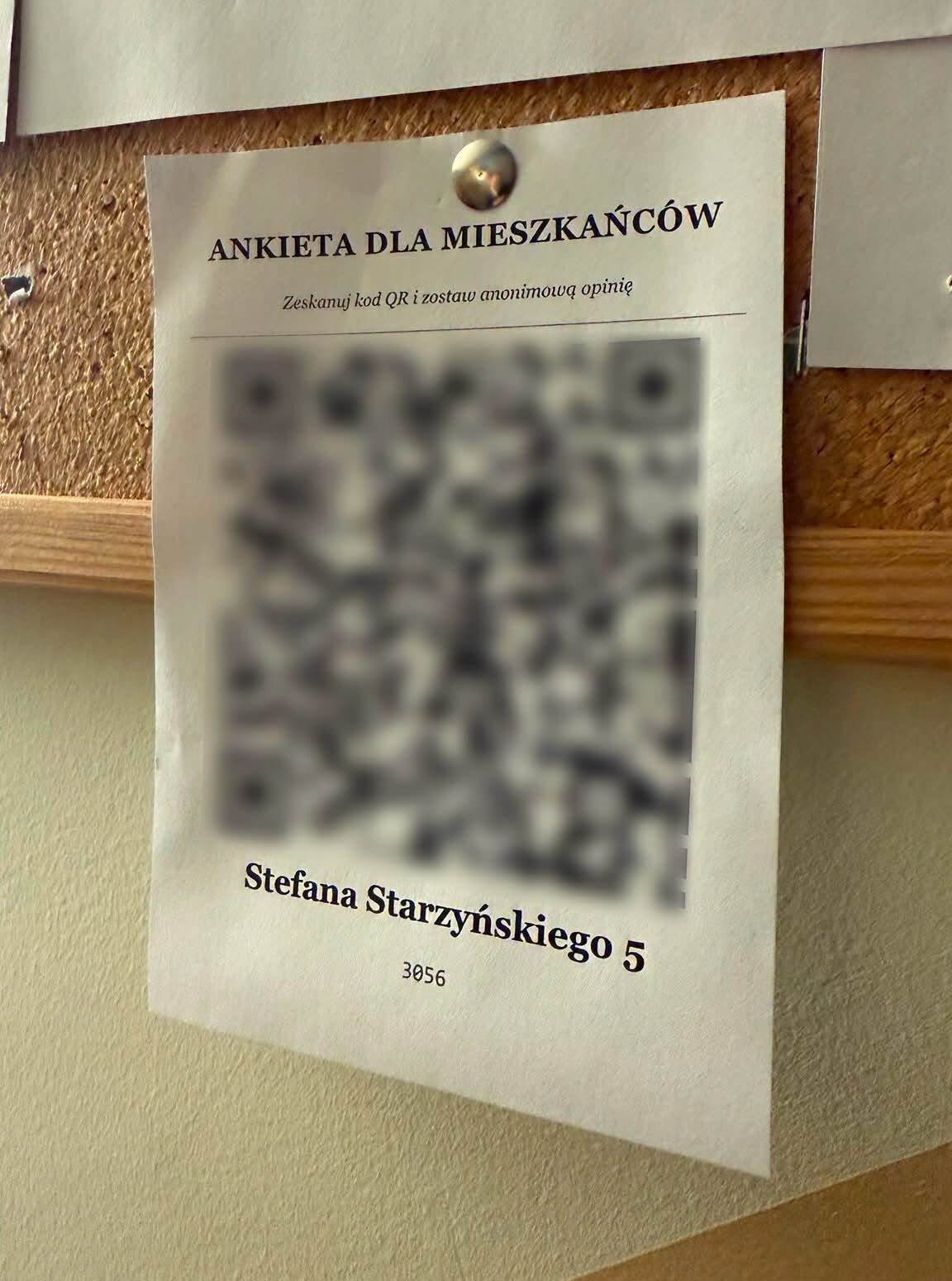 Kod QR powieszony na tablicy