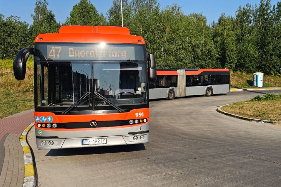 autobus MPK na pętli autobusowej, miasto czeka na reformę komunikacji opracowaną przez ZTM