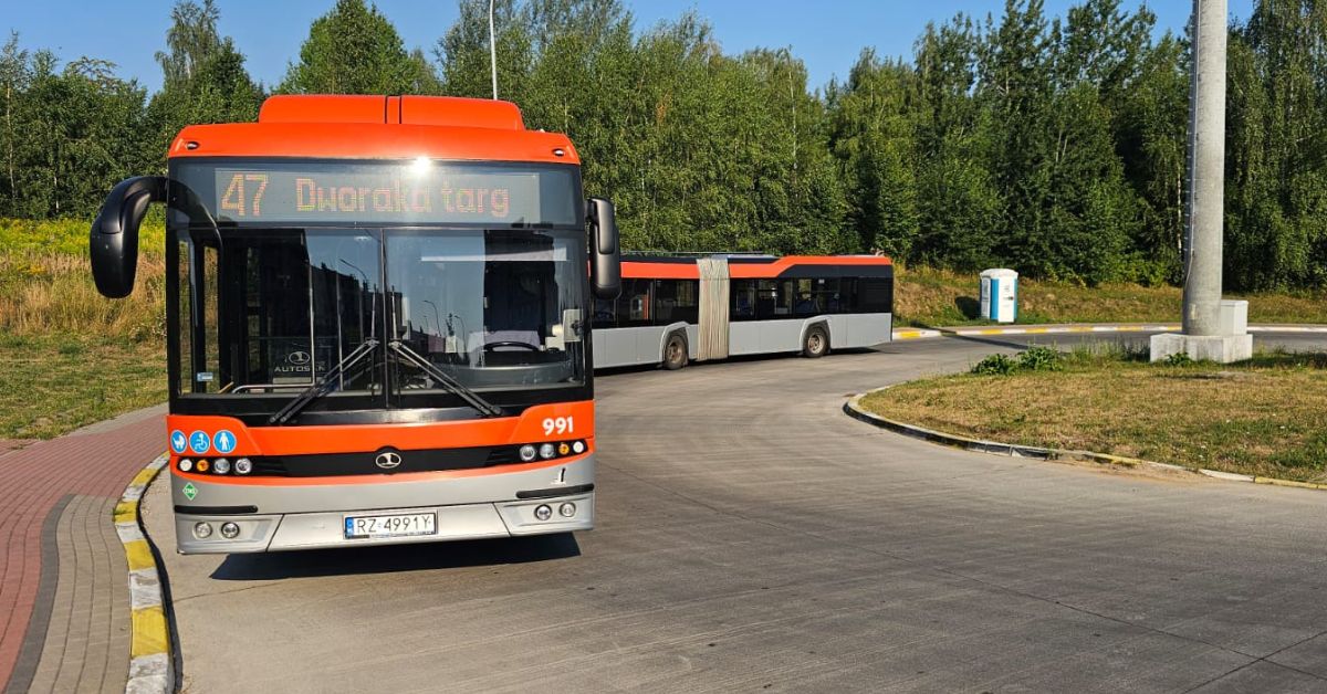 autobus MPK na pętli autobusowej, miasto czeka na reformę komunikacji opracowaną przez ZTM