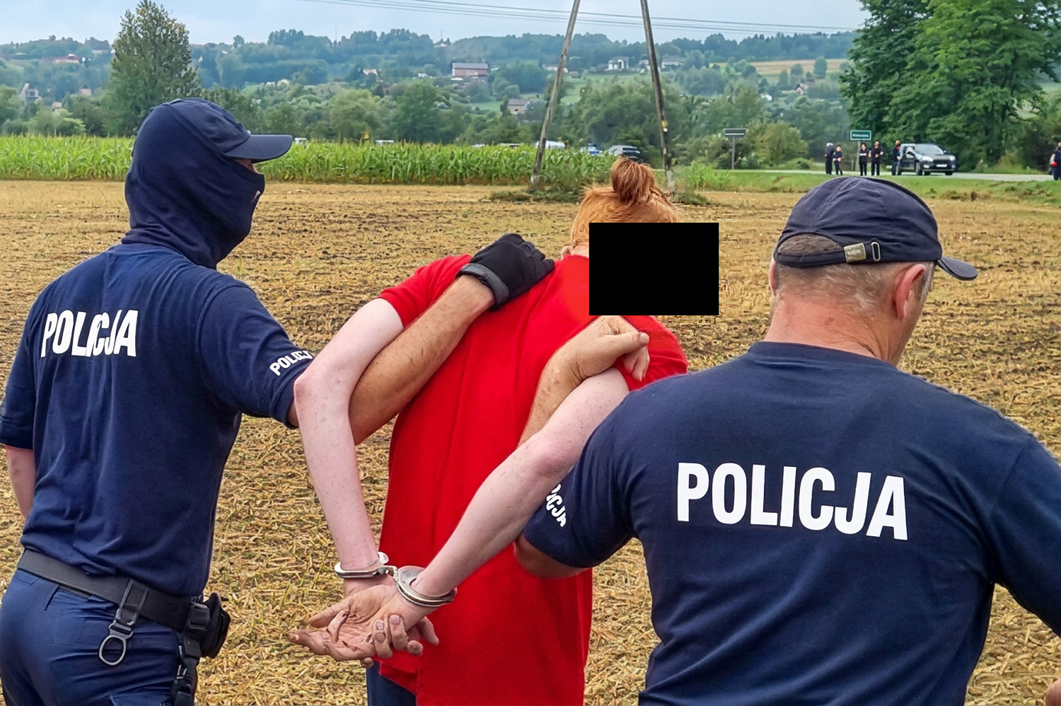 zatrzymany prowadzony przez policjantów