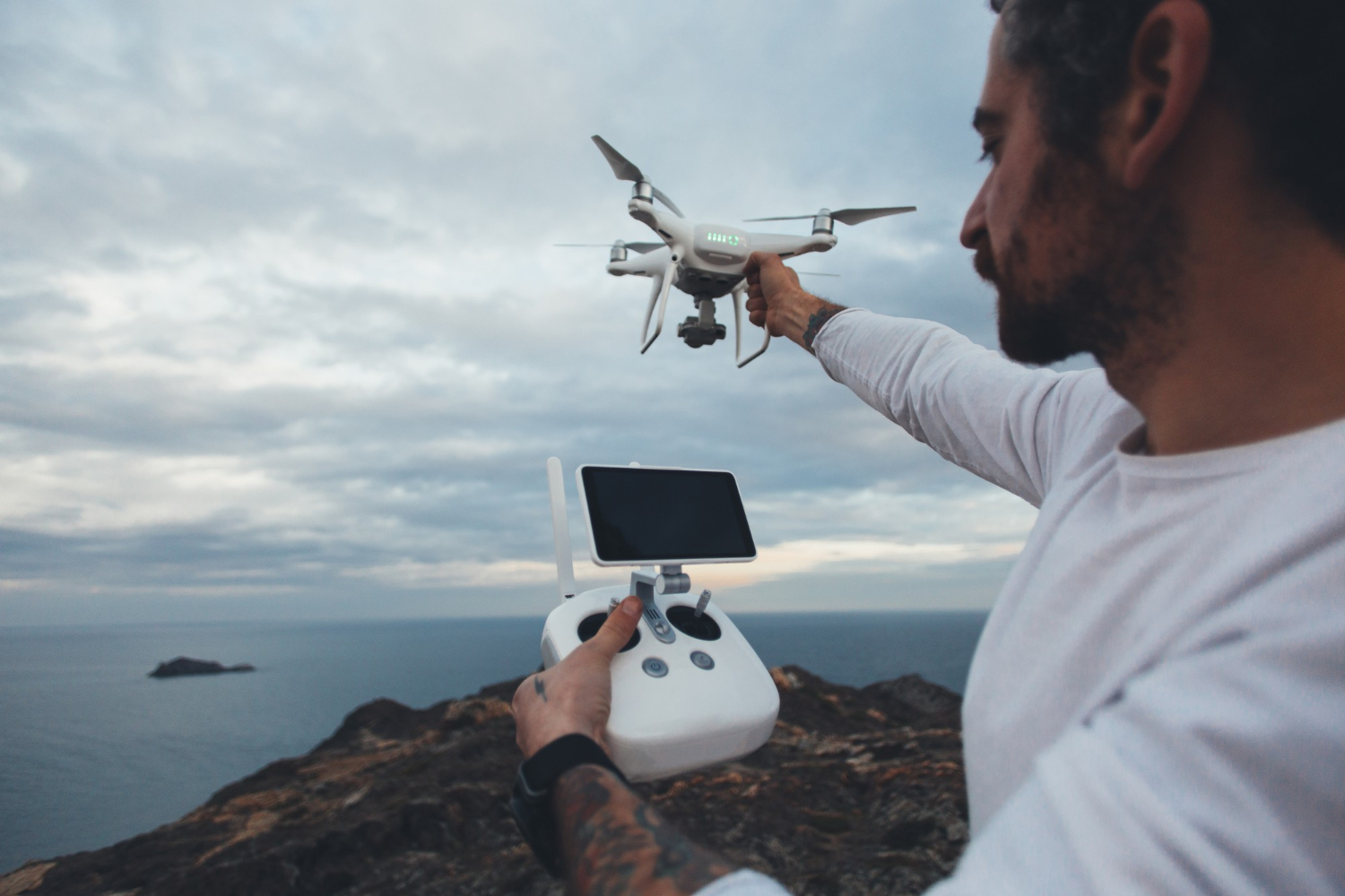 mężczyzna sterujący dronem
