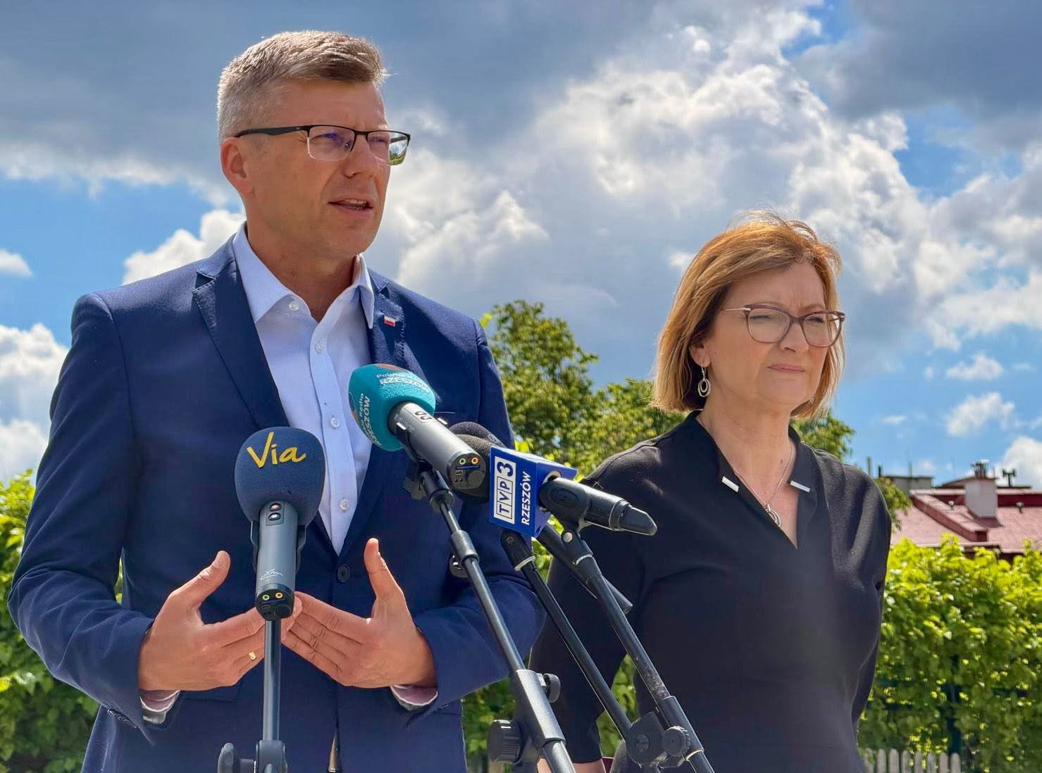 posłowie Prawa i Sprawiedliwości Marcin Warchoł i Ewa Leniart