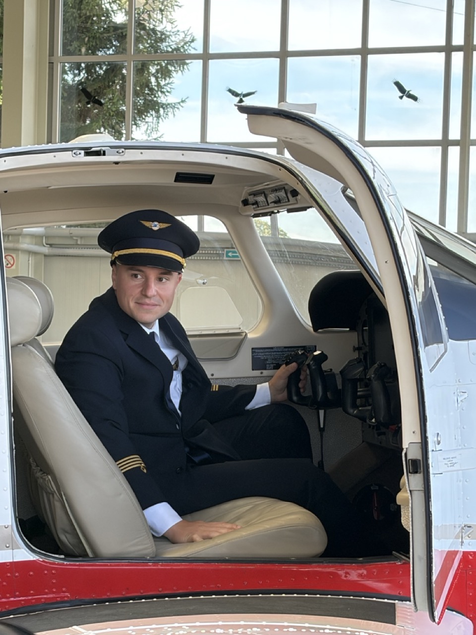 Pilot w kokpicie samolotu