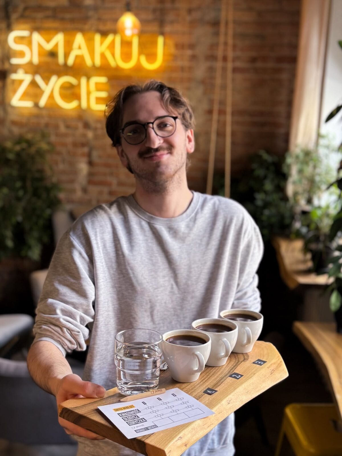 Powoli Cafe. Barista z kawą do degustacji