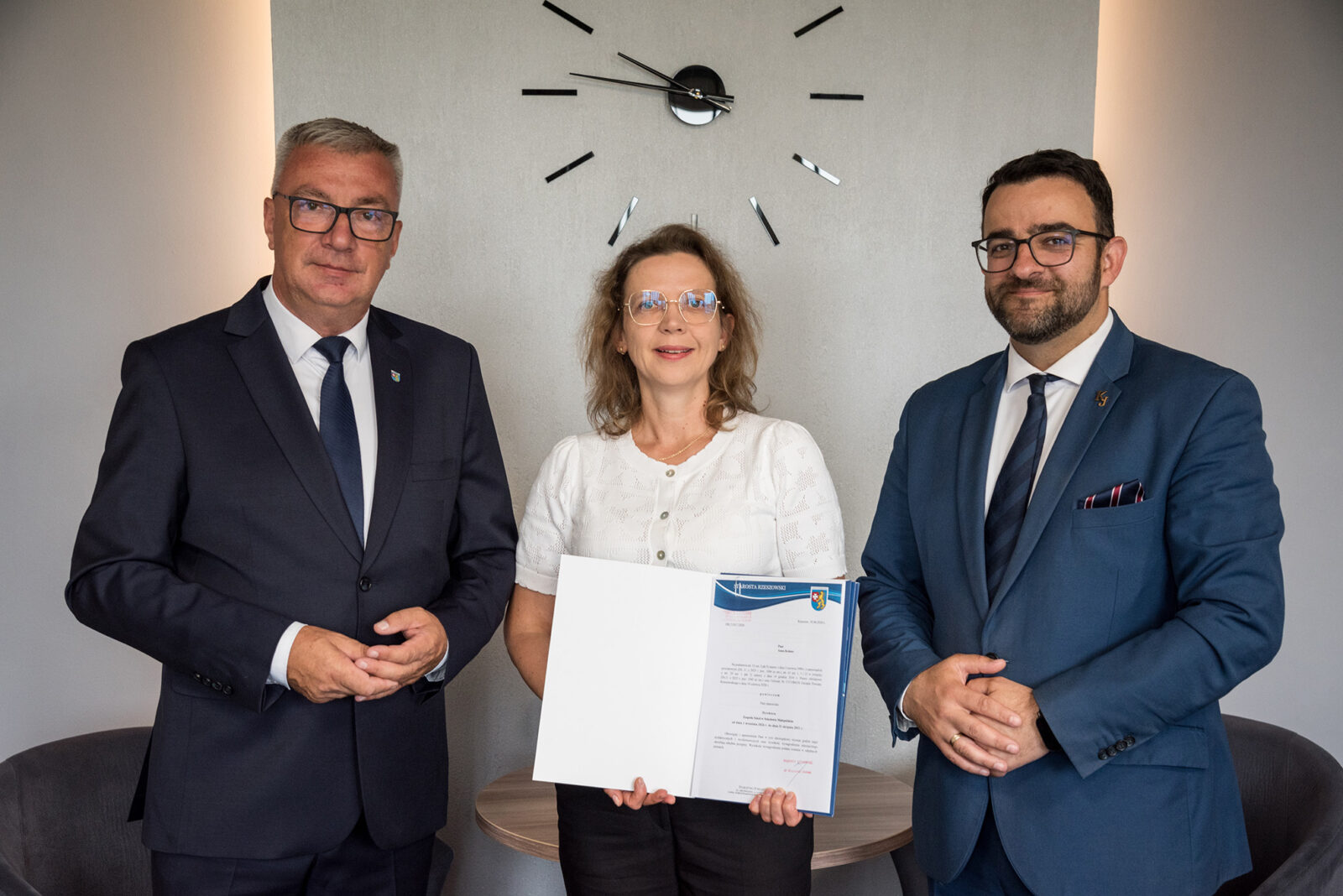starosta oraz były i obecny dyrektor szkoły w Sokołowie