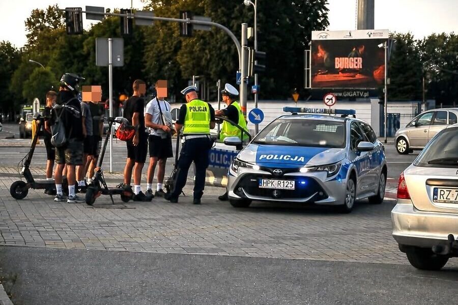 Policjanci i młodzi kierowcy hulajnóg