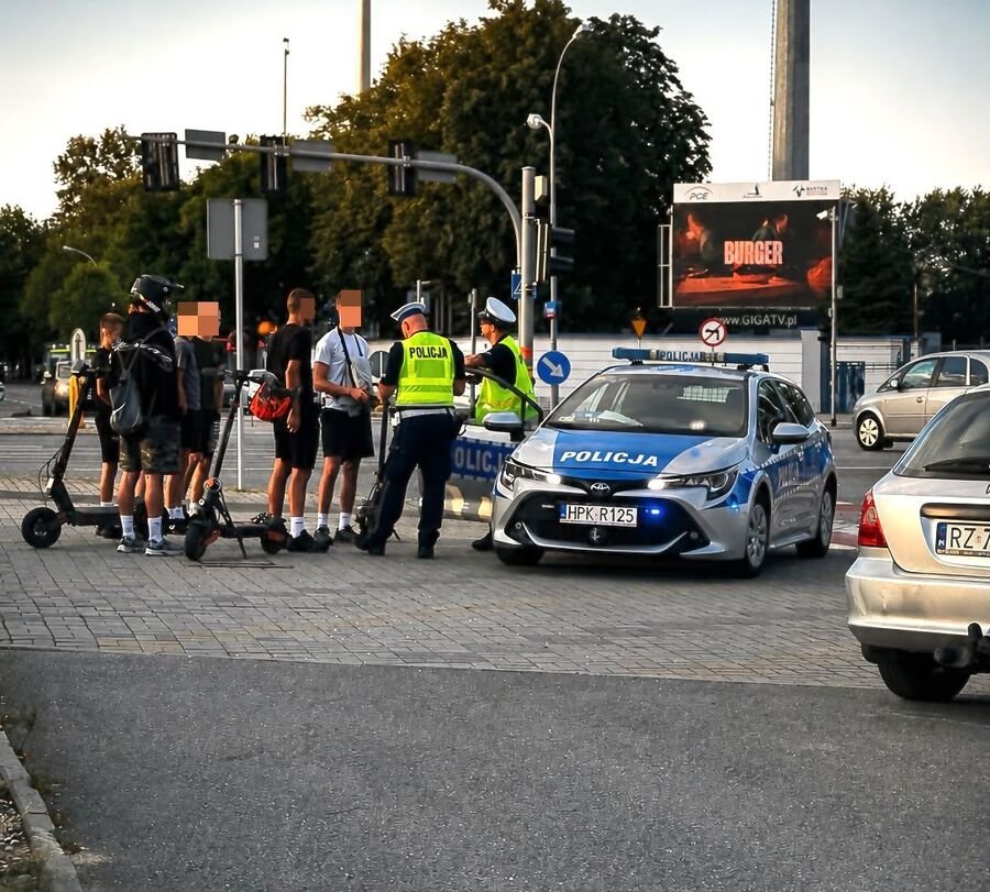 Policjanci i młodzi kierowcy hulajnóg