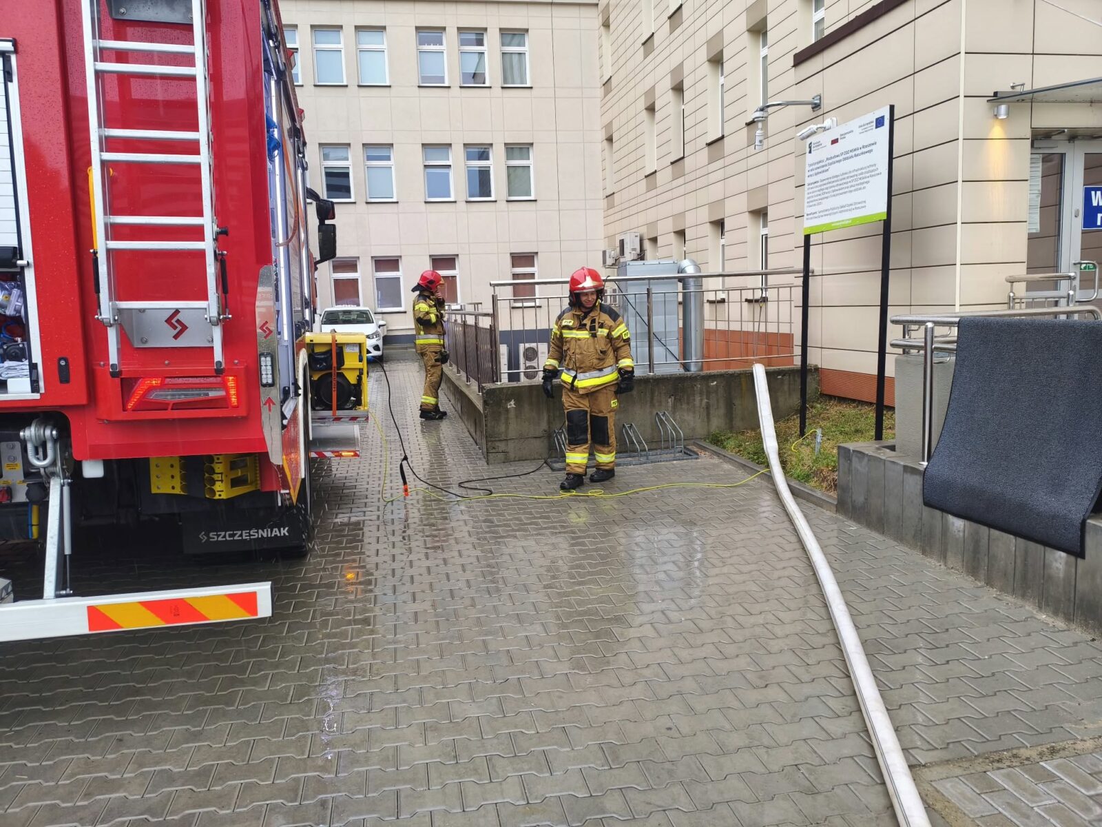 Strażacy wypompowują wodę ze szpitala przy ul. Krakowskiej