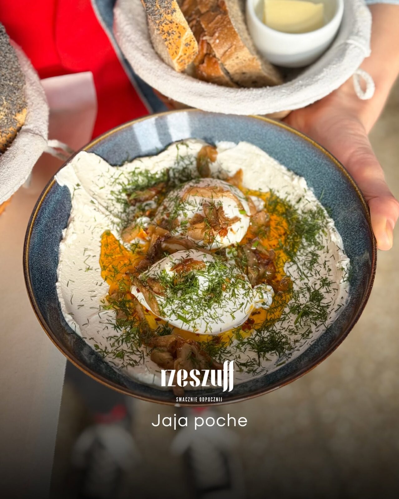 Jajka poche z labneh