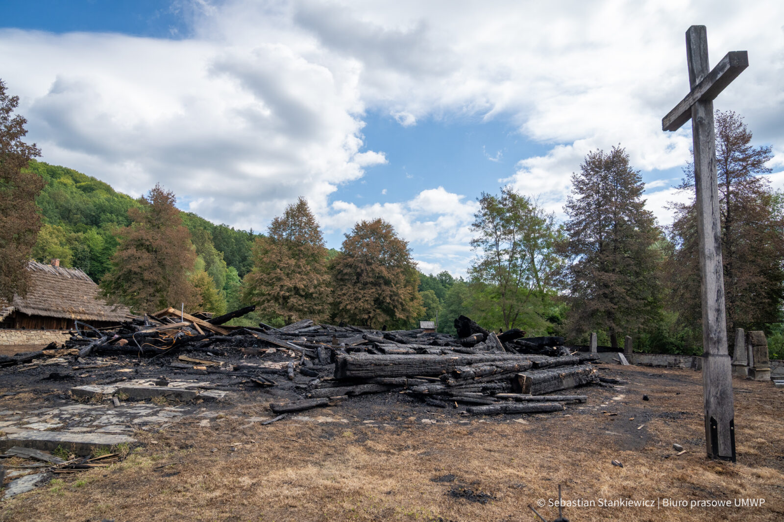 Ocalały krzyż przy spalonej cerkwi św. Mikołaja skansen Sanok 