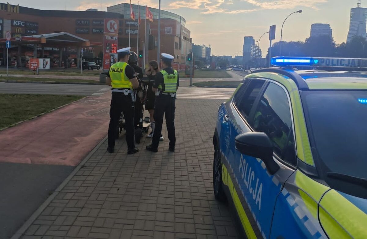 Zlot hulajnóg i policja