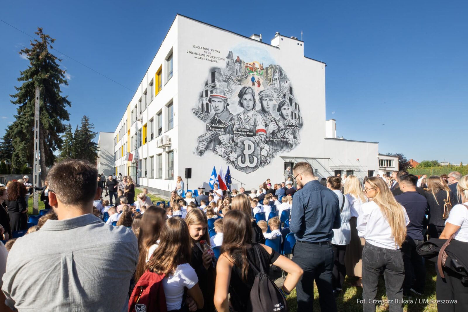 Mural na szkole przy Miodowej